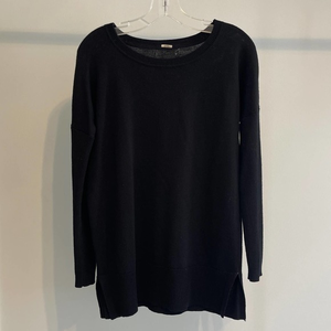 Black Wool Blend long sleeve sweater measures size large fitted sleeve Preowned.